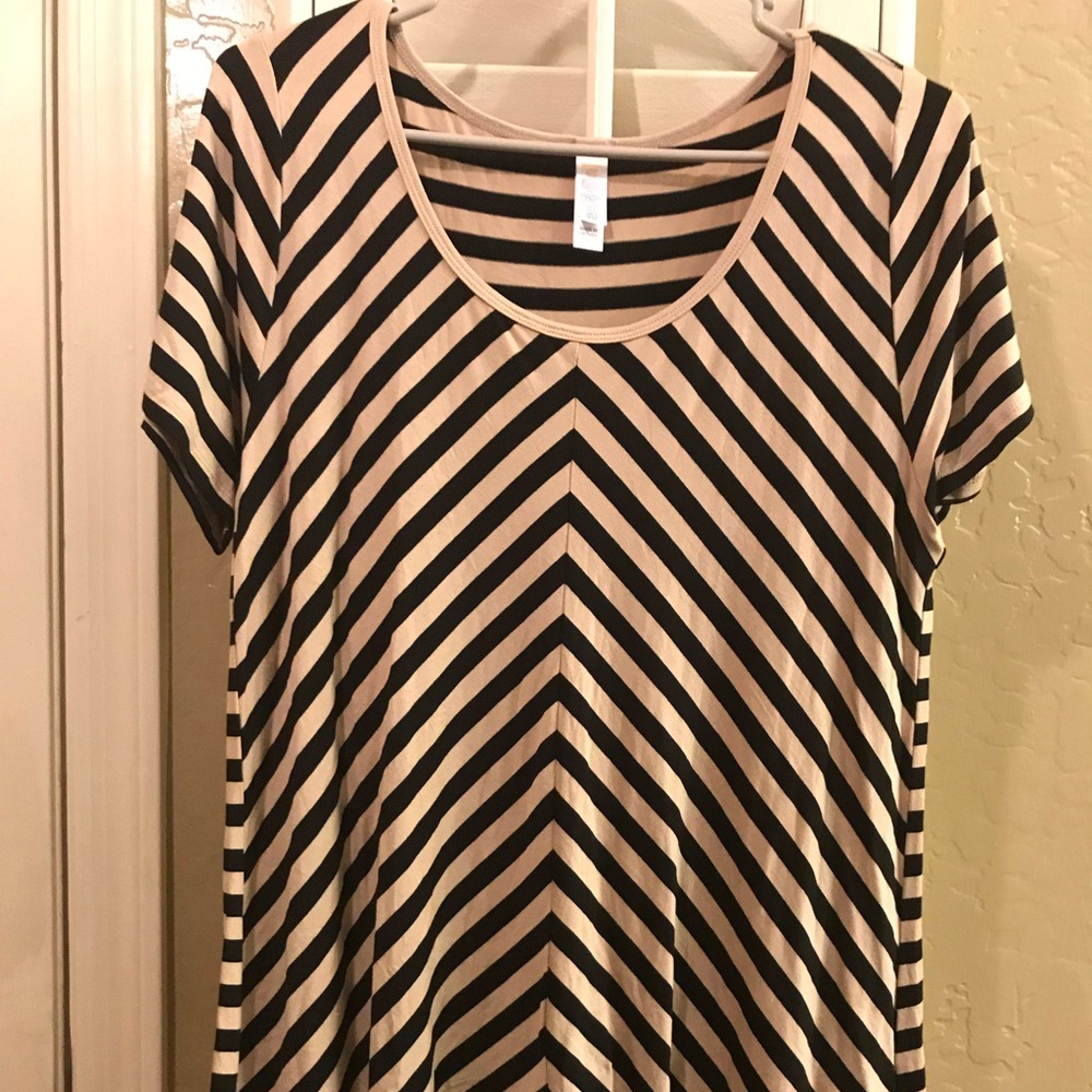 NWT LulaRoe Classic T